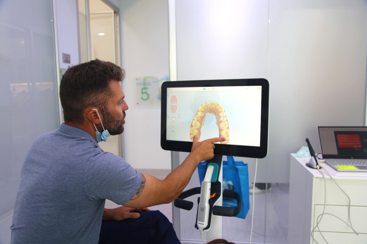 Centro Odontoiatrico Laudense - Il Dr Federico Bonomi con lo scanner Itero